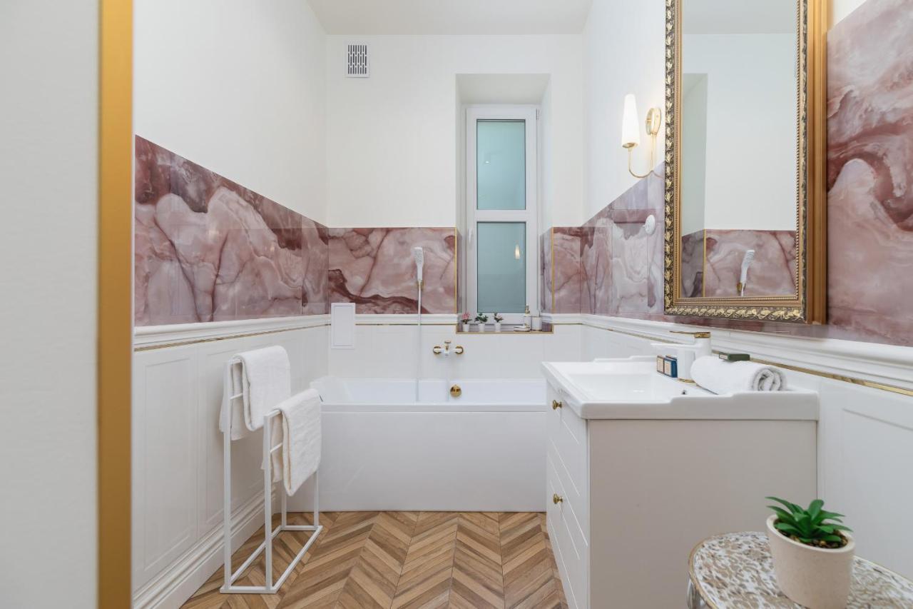 Luxurious & Unique Apartment Mickiewicza Cracow By Renters Prestige Krakow Luaran gambar